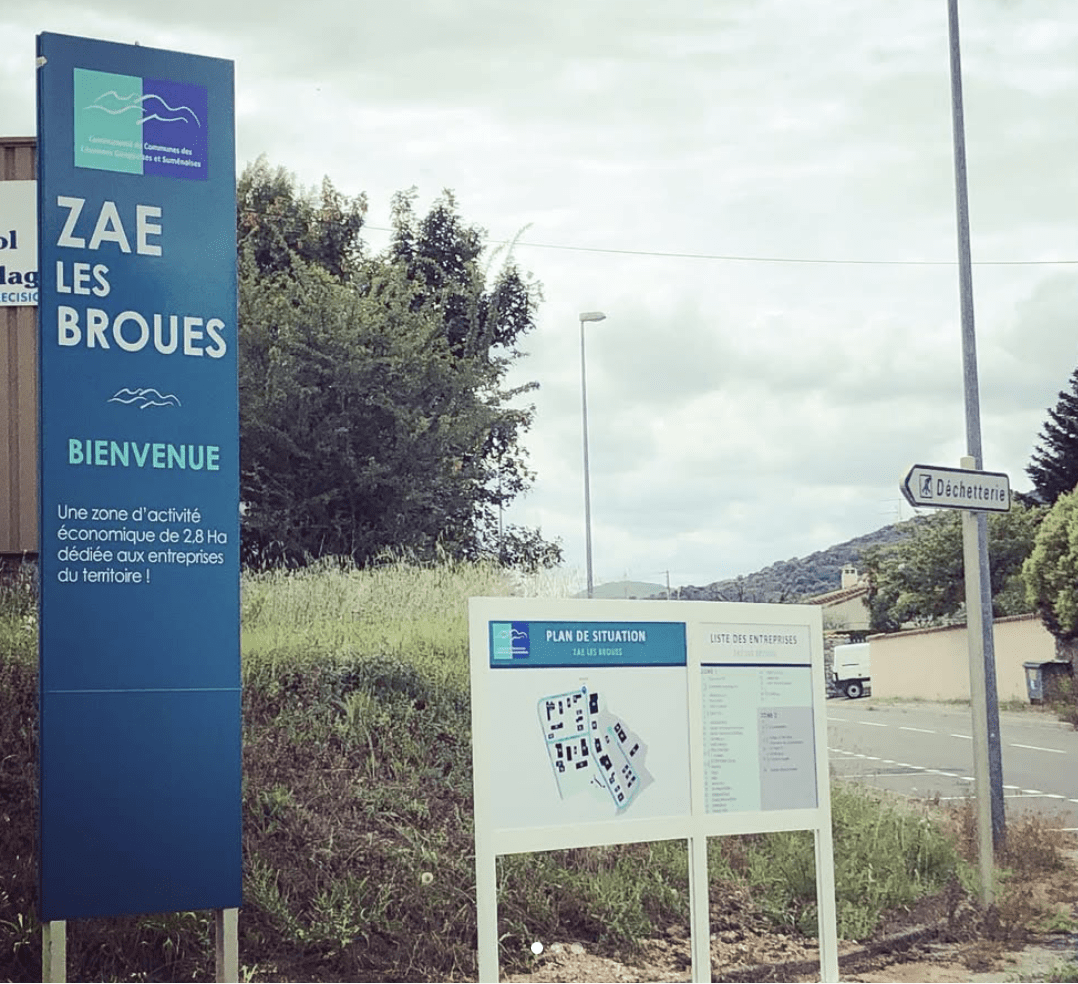 Totem de signalétique extérieure pour une zone professionnelle