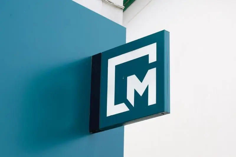 Enseigne-dreapeau-caisson-lumineux-Hérault Enseigne drapeau en saillit sur mur pour commerce centre ville Ganges