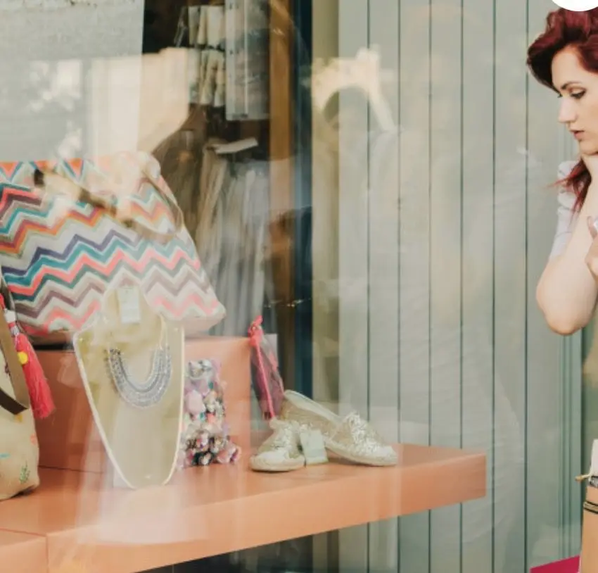 Film de protection solaire pour vitrine magasin contrôle la décoloration des objets. Commerce Ales.