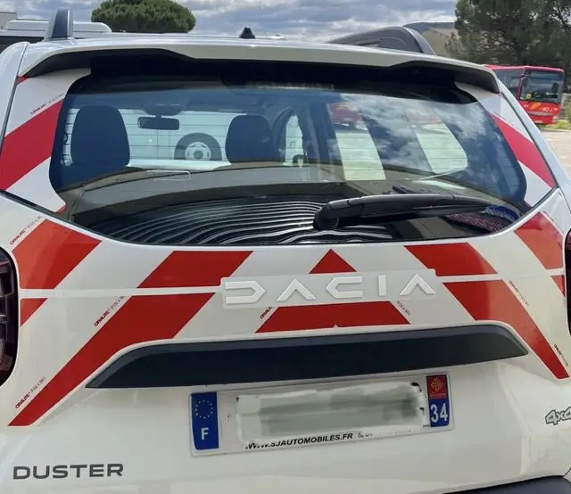 Pose d'adhésif sur vehicule de mairie bande chevrons retro-reflechissants à Ganges.
