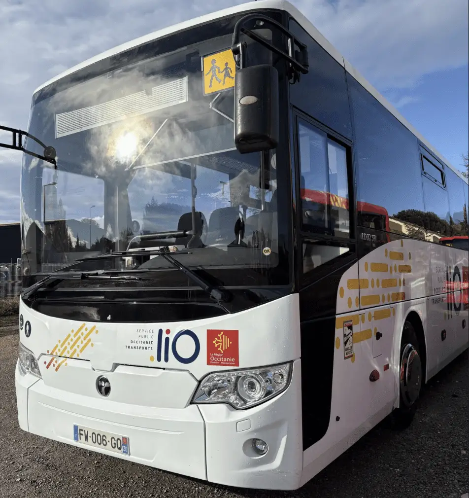 Marquage adhésif de bus lio région Occitanie pos à JPB Ganges