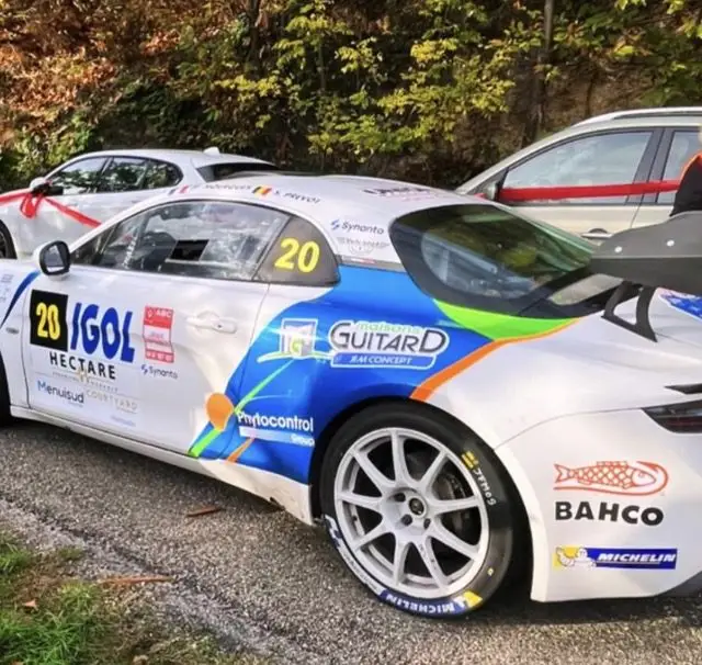 Marquage-adhesif-vehicule-rallye-mourgues-Ganges-sumenes-cevennes-communication marquage adhésif de voiture de rallye jean François mourgue Cevennes alpine 2025 Ganges Sumene