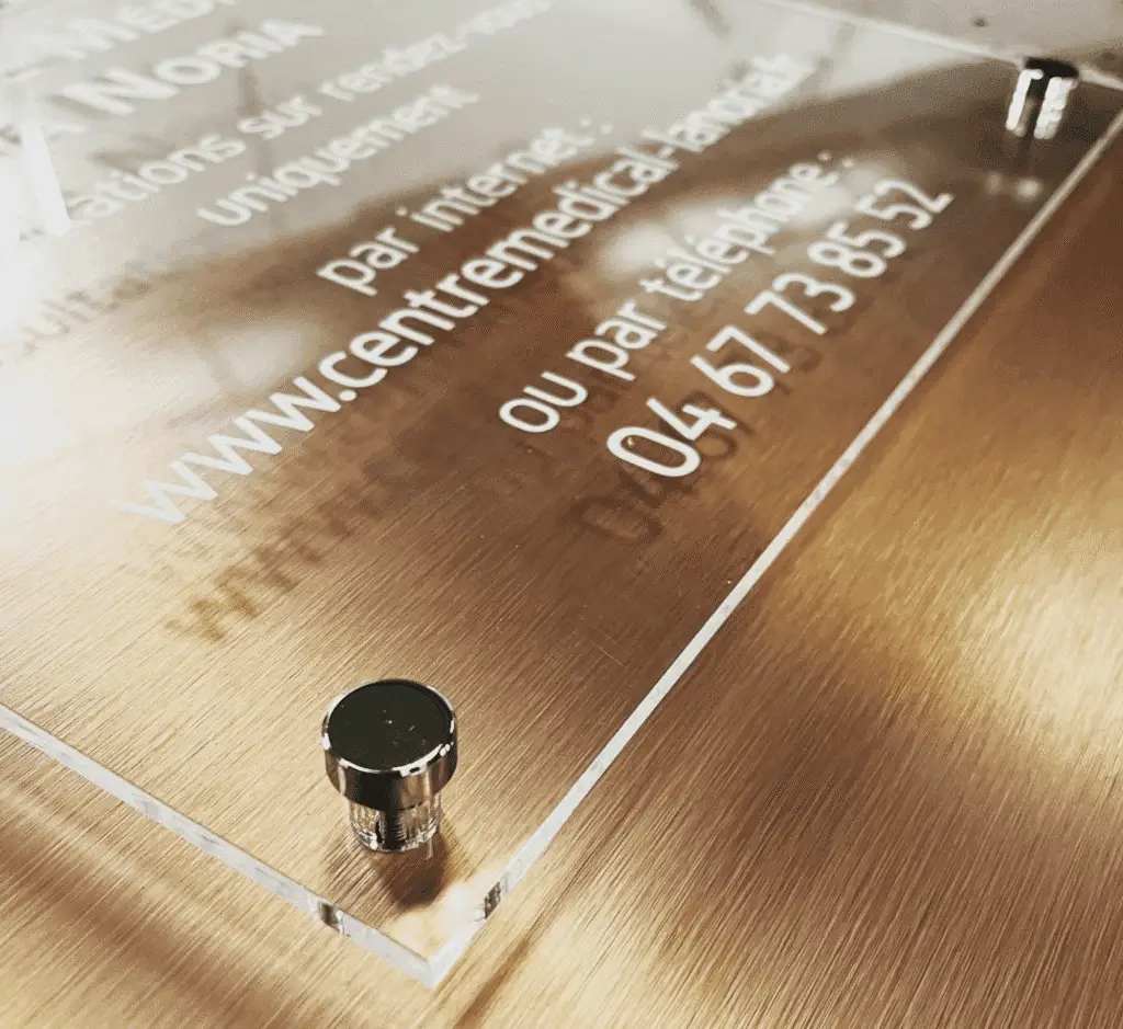 Plaque professionnelle sur mesure en Plexiglass pour médecin ou architecte à Ganges et Alès.