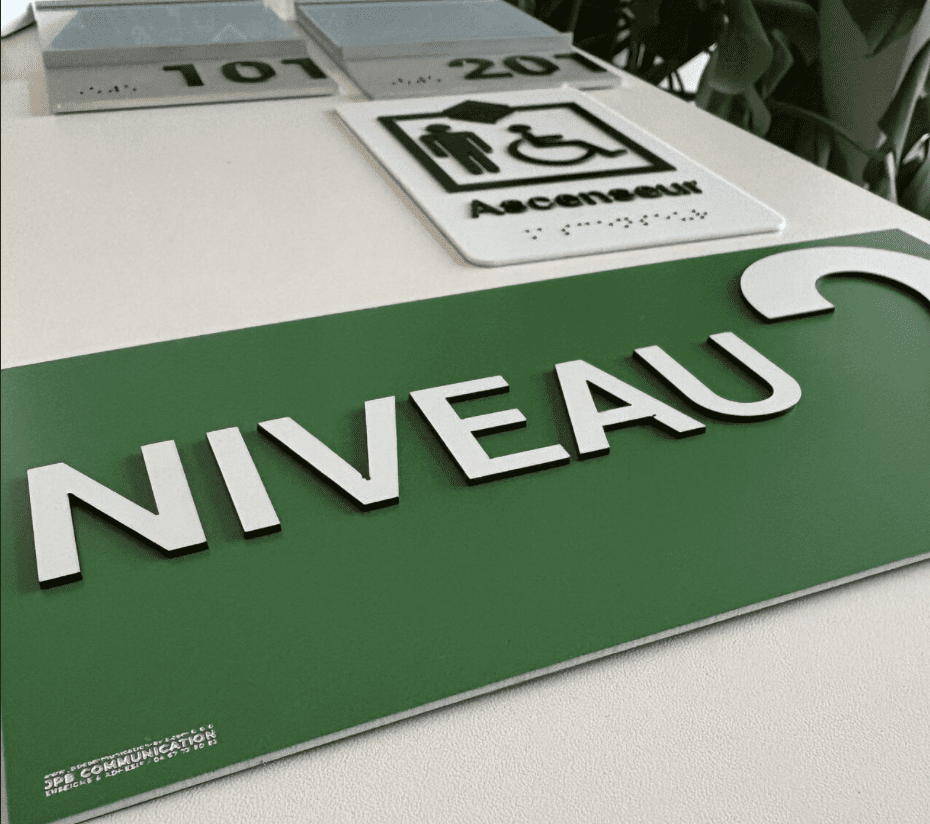 Signalétique de niveau et d’orientation visible dès le premier regard Grand panneau Niveau C avec signalétique d’orientation et accessibilité en intérieur