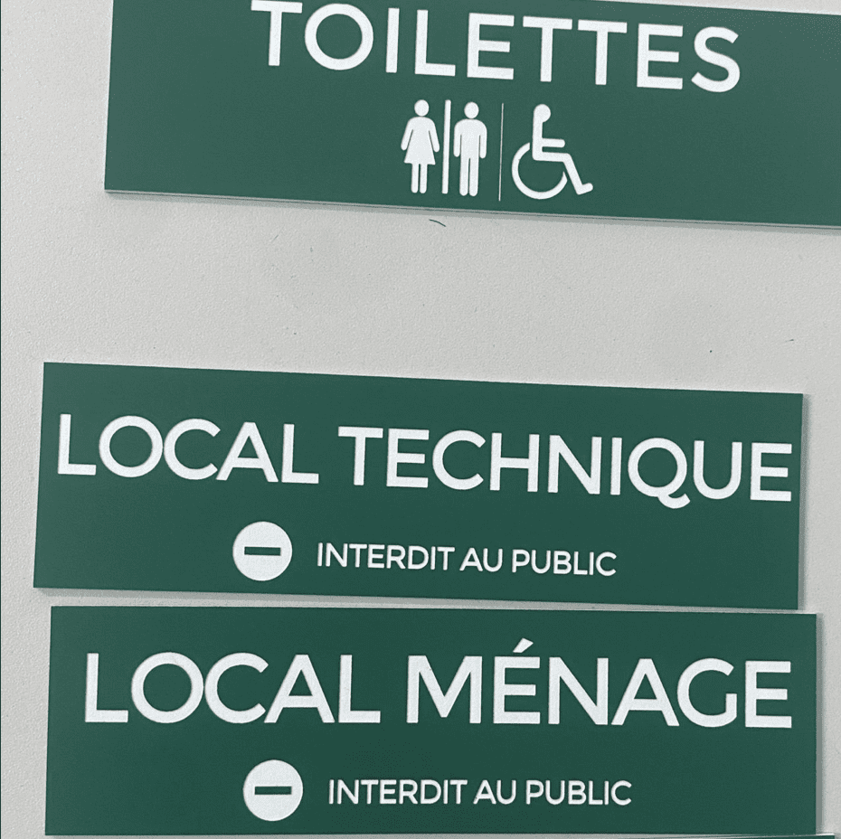 lots-signalétique-de-porte-pour-ERP-architecte-Gard Signalétiques intérieure et extérieure pour les bureaux et commerces Gard et Hérault