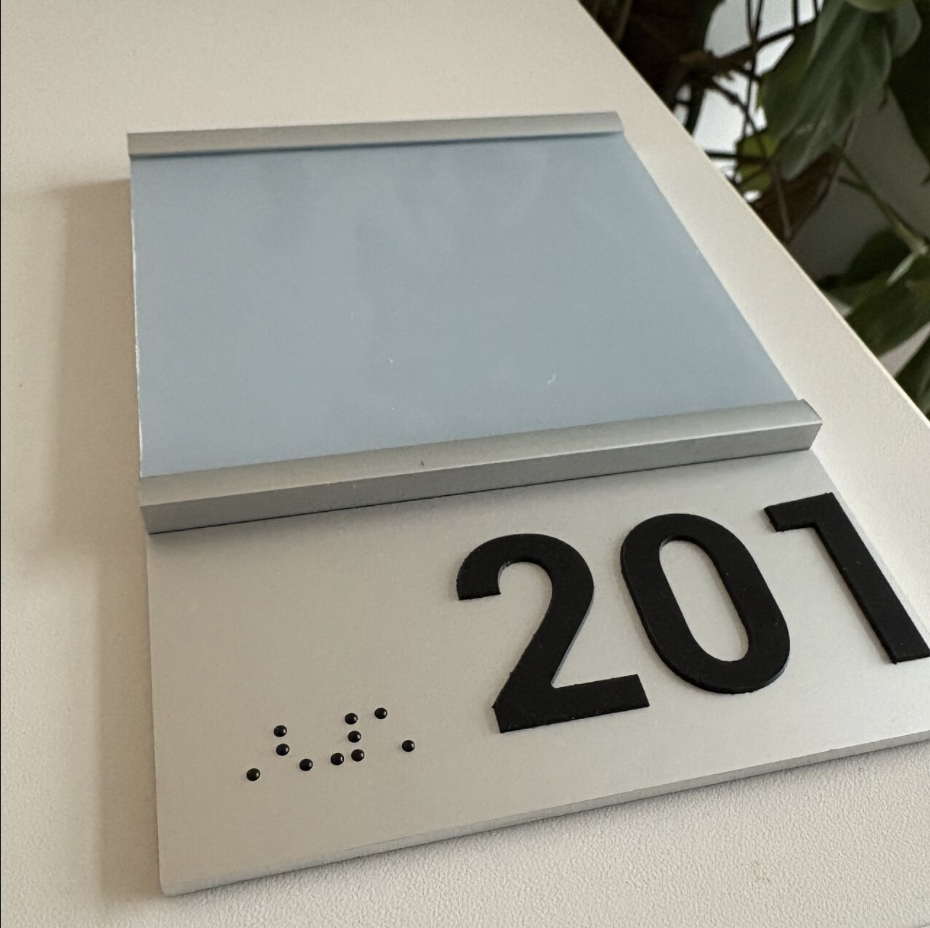 Signalétique braille pour établissement recevant du public - JPB Communication Ganges Signalétique braille pour chambre et bâtiment recevant du public - JPB Communication Ganges