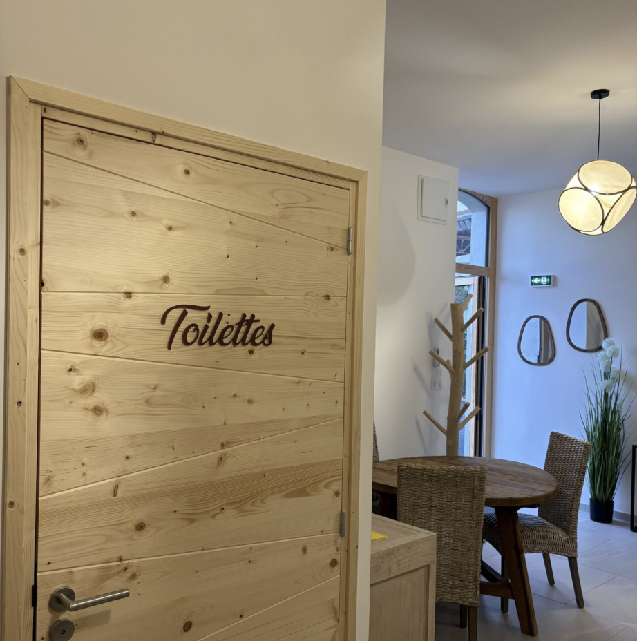 Lettrage mural décoratif cohérent avec l’identité du lieu Lettrage mural Salon Oliver en lettres découpées pour signalétique intérieure élégante