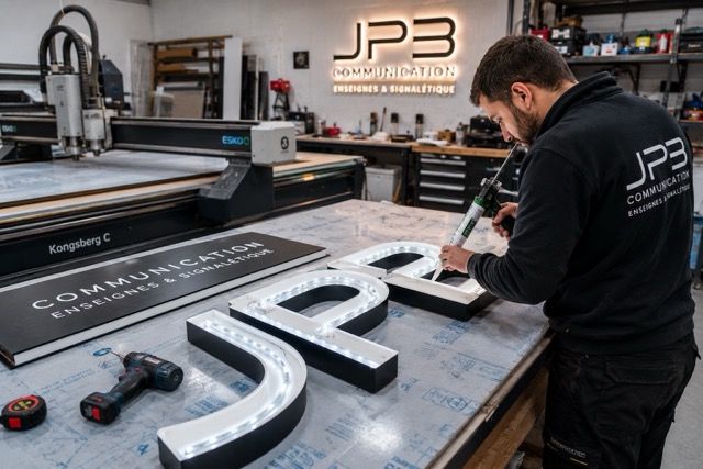 Fabrication de lettres d’enseigne lumineuse dans un atelier de communication visuelle. JPB Communication Ganges Hérault