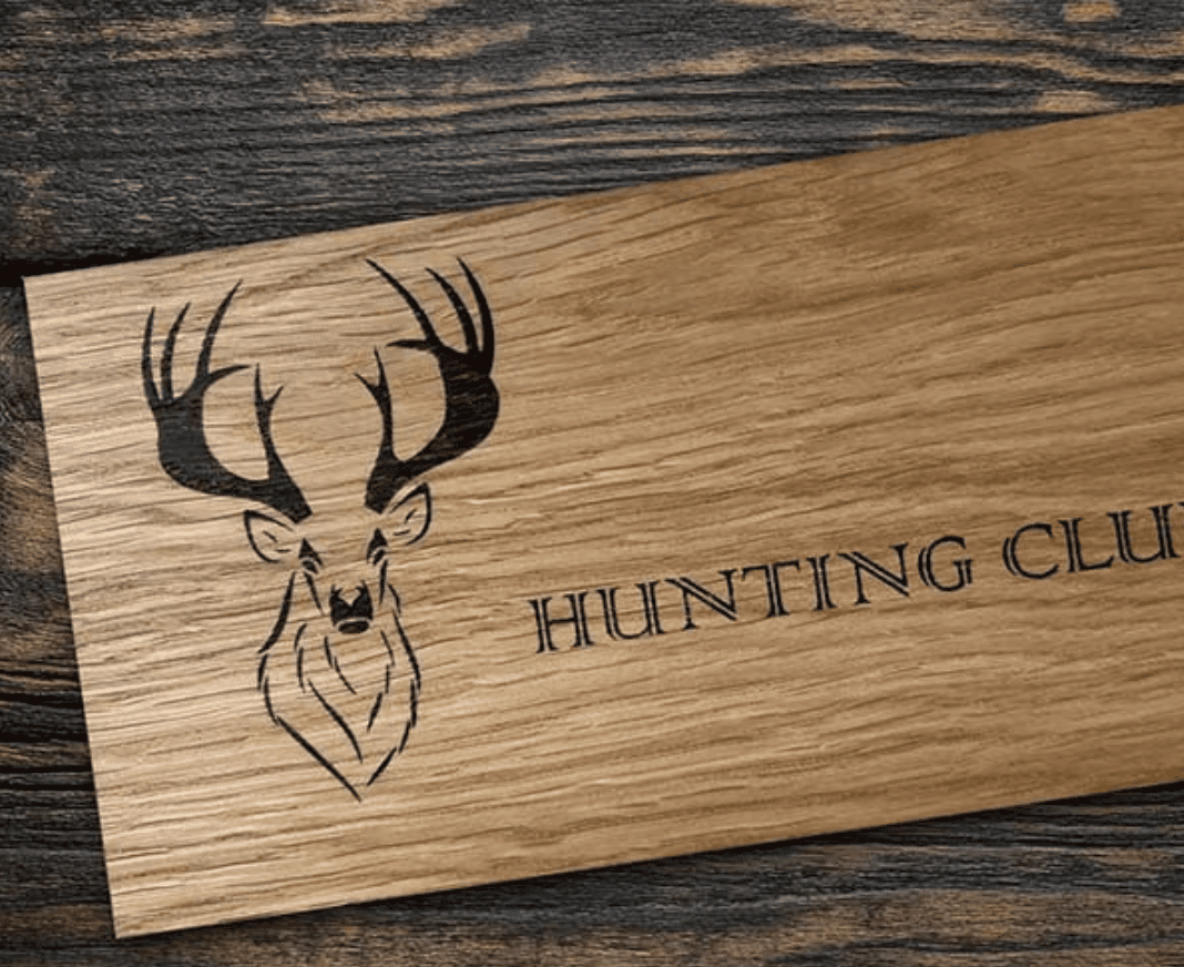 Plaque professionnelle en bois gravée au laser avec logo et lettrage personnalisé