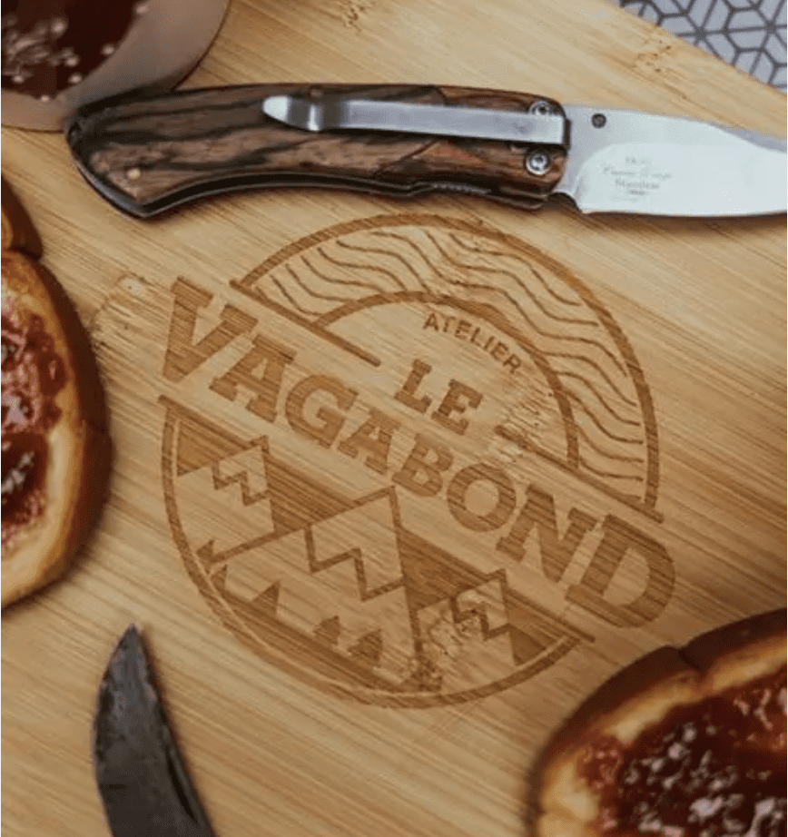Logo professionnel gravé au laser sur une planche en bois personnalisée